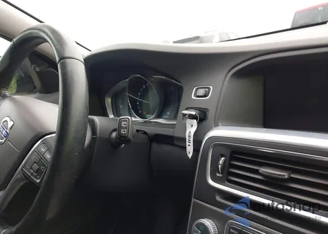 2016 Volvo V60 Cross Country Premier z USA, uszkodzony, nr VIN YV4612HKXG1018094